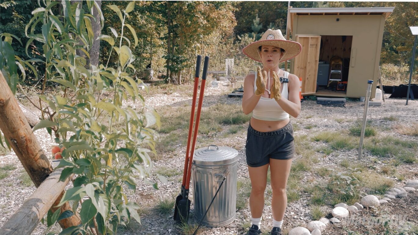[12]_Girl-gardening