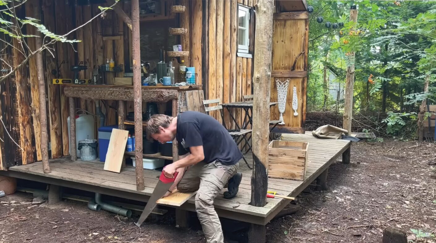 [20]_man-sawing
