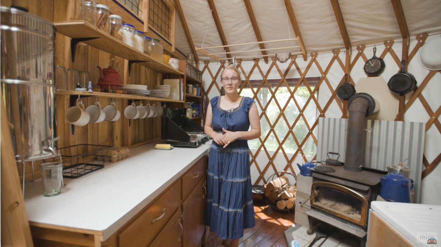 [25]_couple-in-yurt