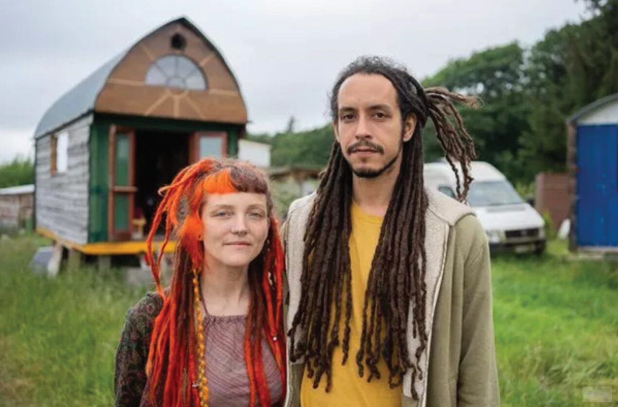 [30]_tiny-house-couple