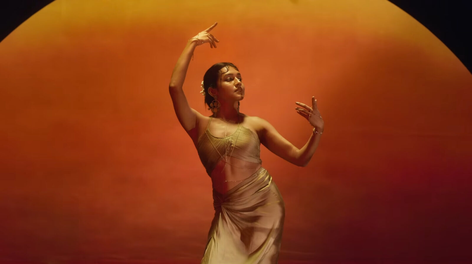 Aasa Kooda  – Graceful pose