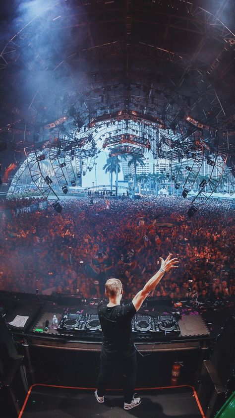 DJHugeCrowd
