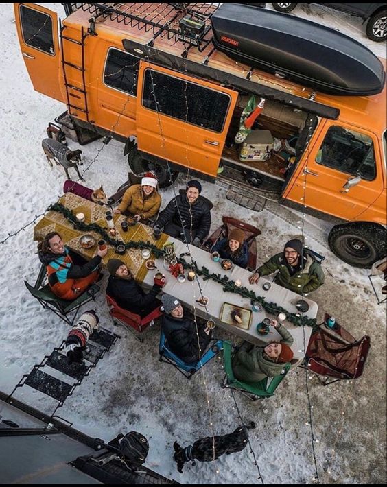 Diner_Between_Vans