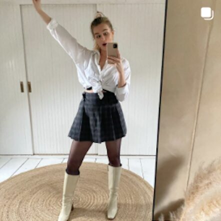 Enthousiastic mirror selfie