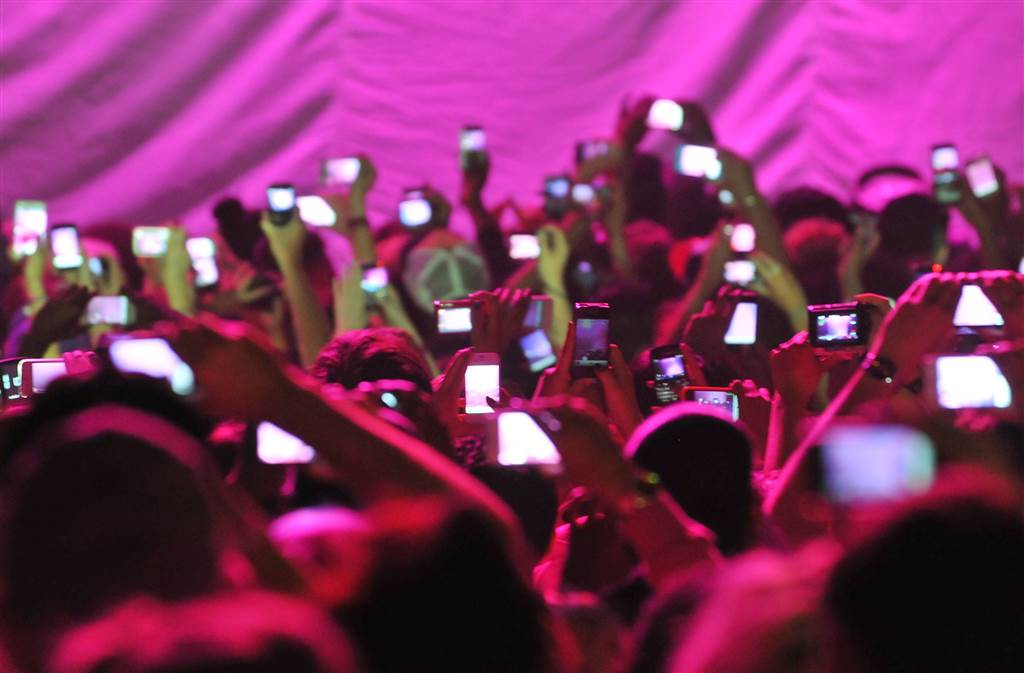 Phones on Dancefloor 4