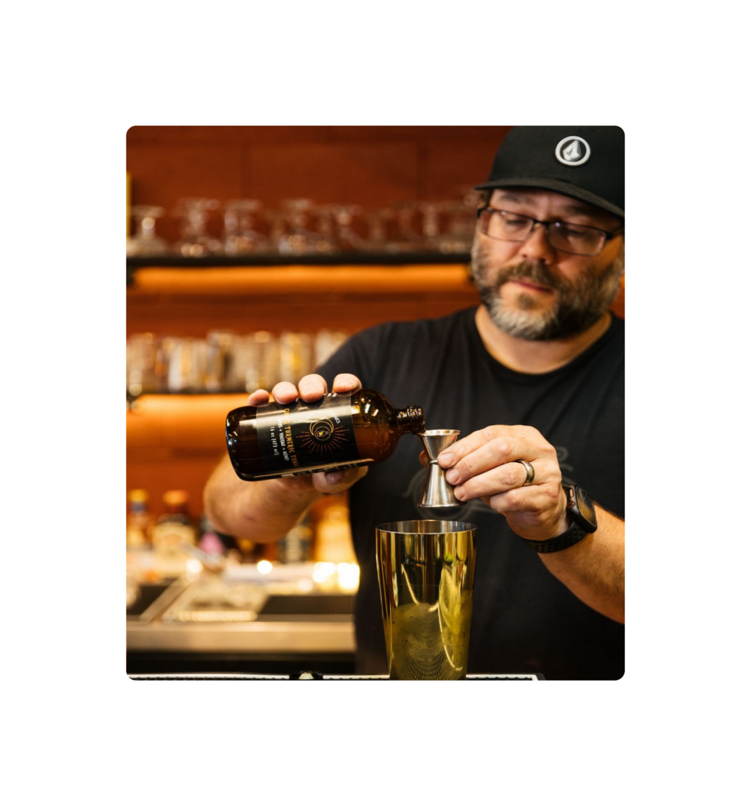Pouring shot for mocktail