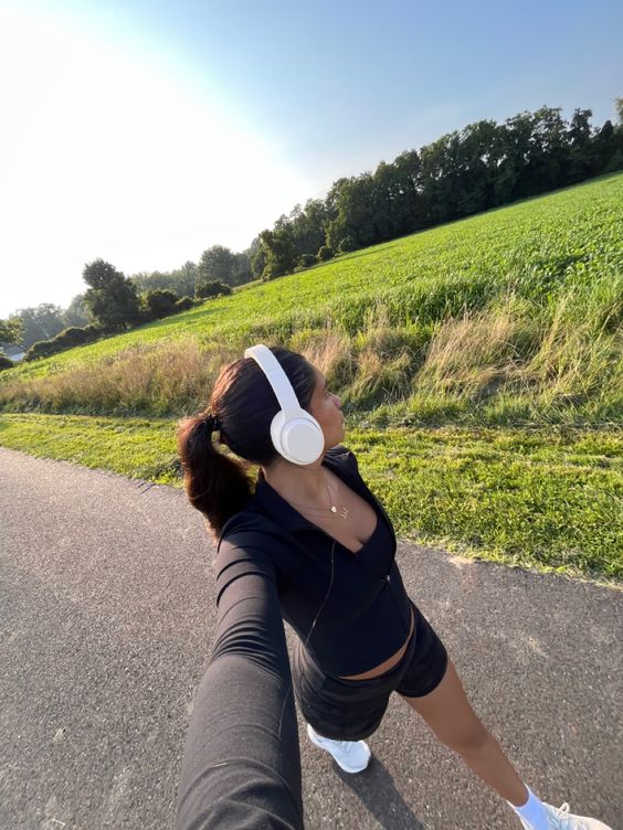 Running-girl-headphones