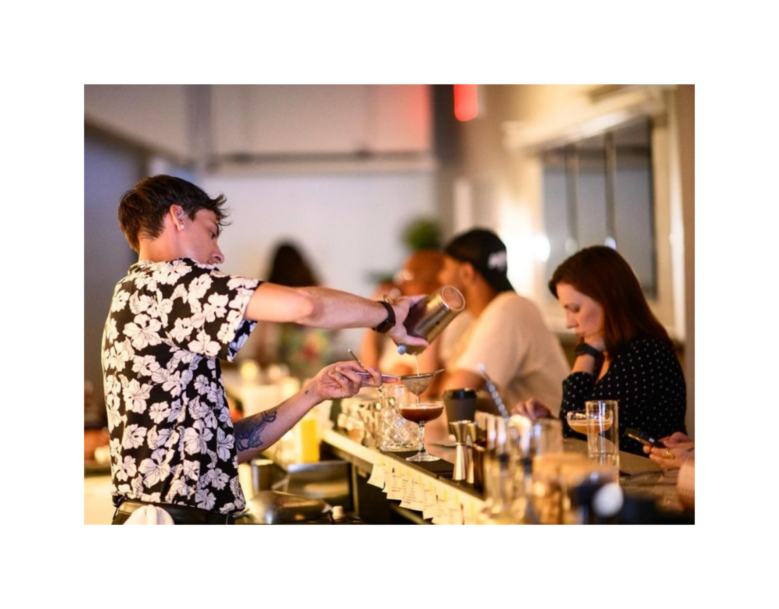 Sideview pouring mocktail