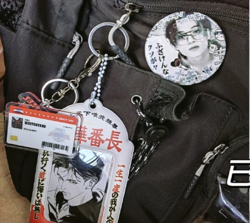 Tags wearing on bag with Character