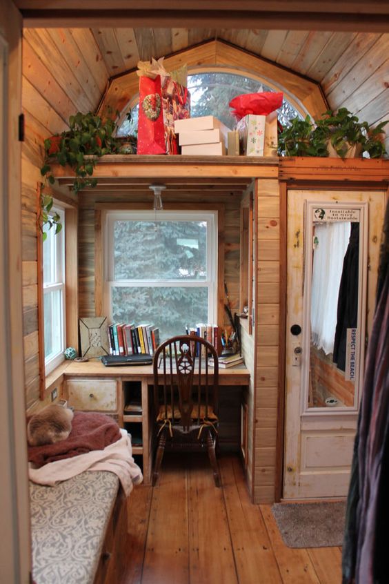 Tiny house_desk area