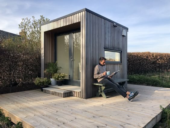 Tiny house_working_outside
