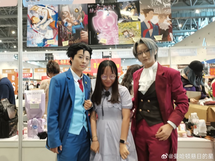 Visitor with Cosplayer 1