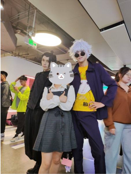 VIsitor with Cosplayer 2