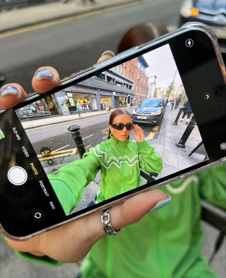 Vlog girl green