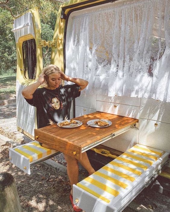 Women_Eating_Outside