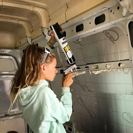 Women_Fixing_Van