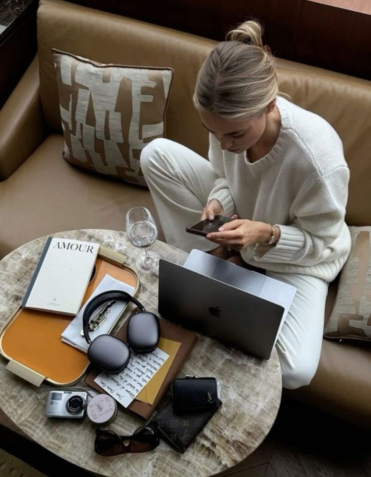 coffee-shop-laptop