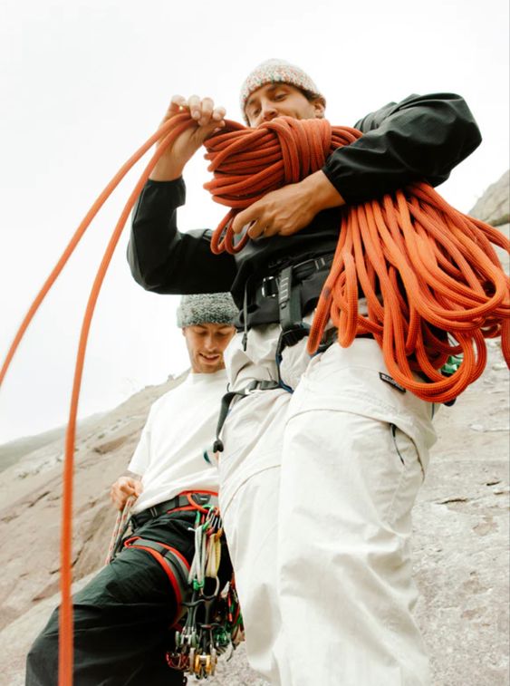 digital-nomads-climbing