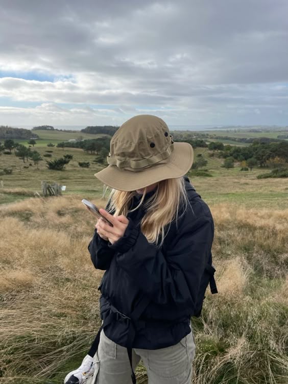 exploratory-outfit-hills