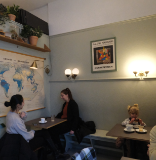 girls at cafe
