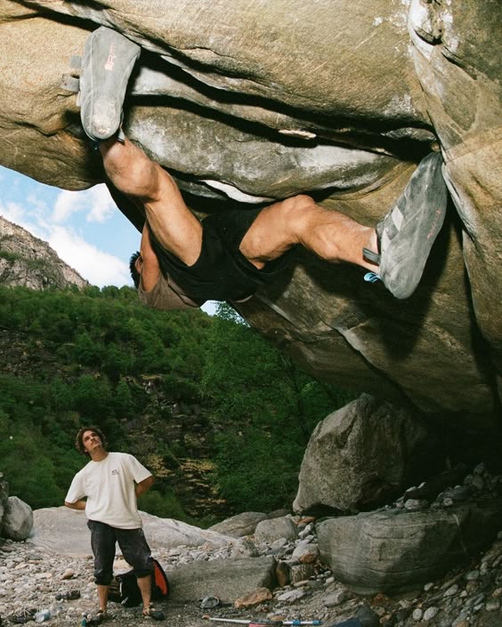 hard-bouldering-outdoor