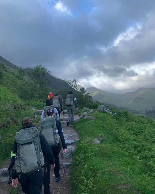 hiking-trip-group-girls