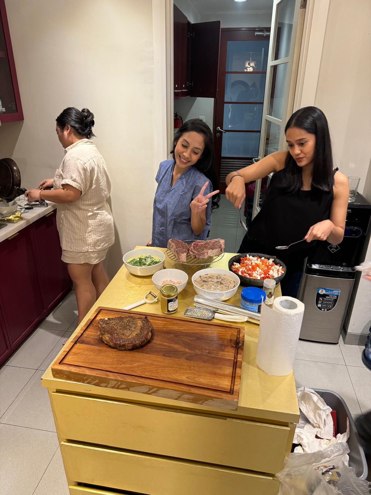 homecooking-friends cooking together