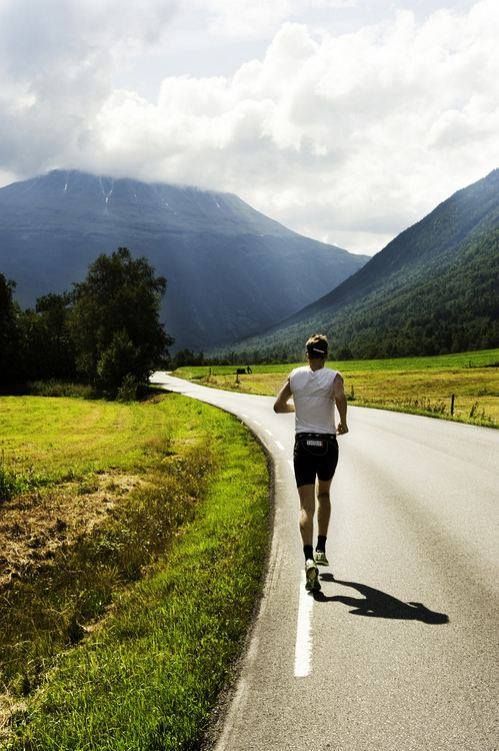 men-run-road