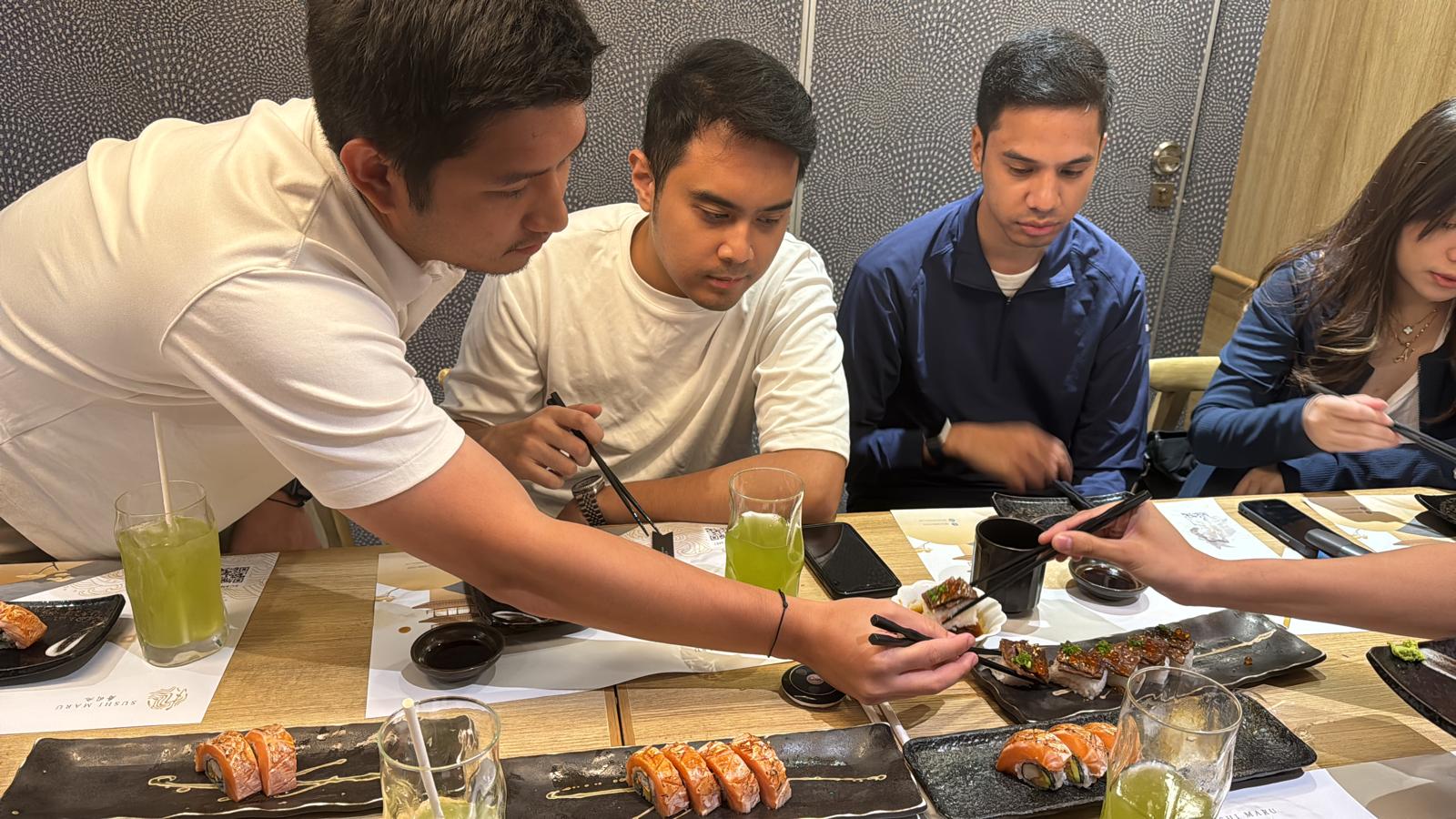 sharedprogress-friends eating together-1
