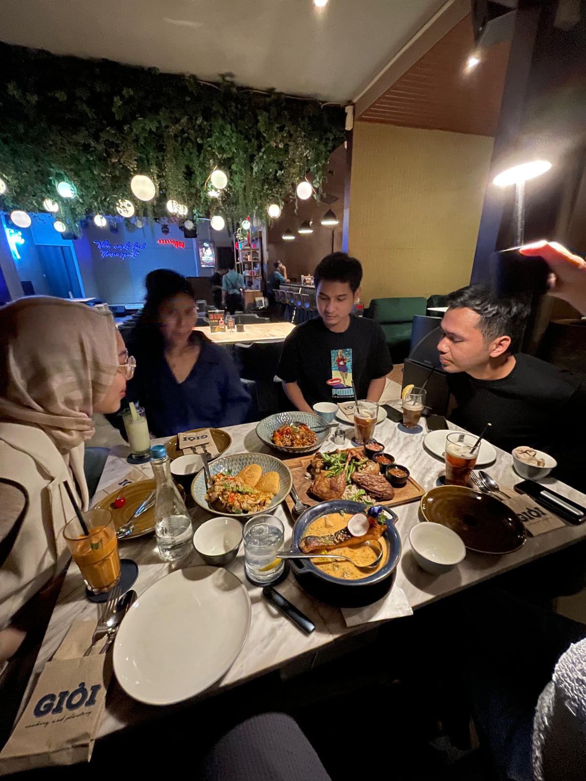 sharedprogress-friends eating together-2