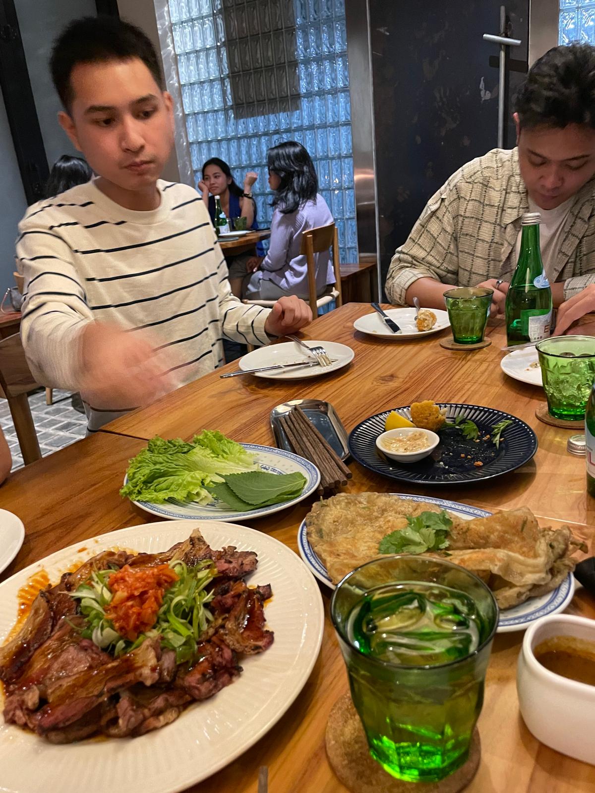 sharedprogress-friends eating together-4