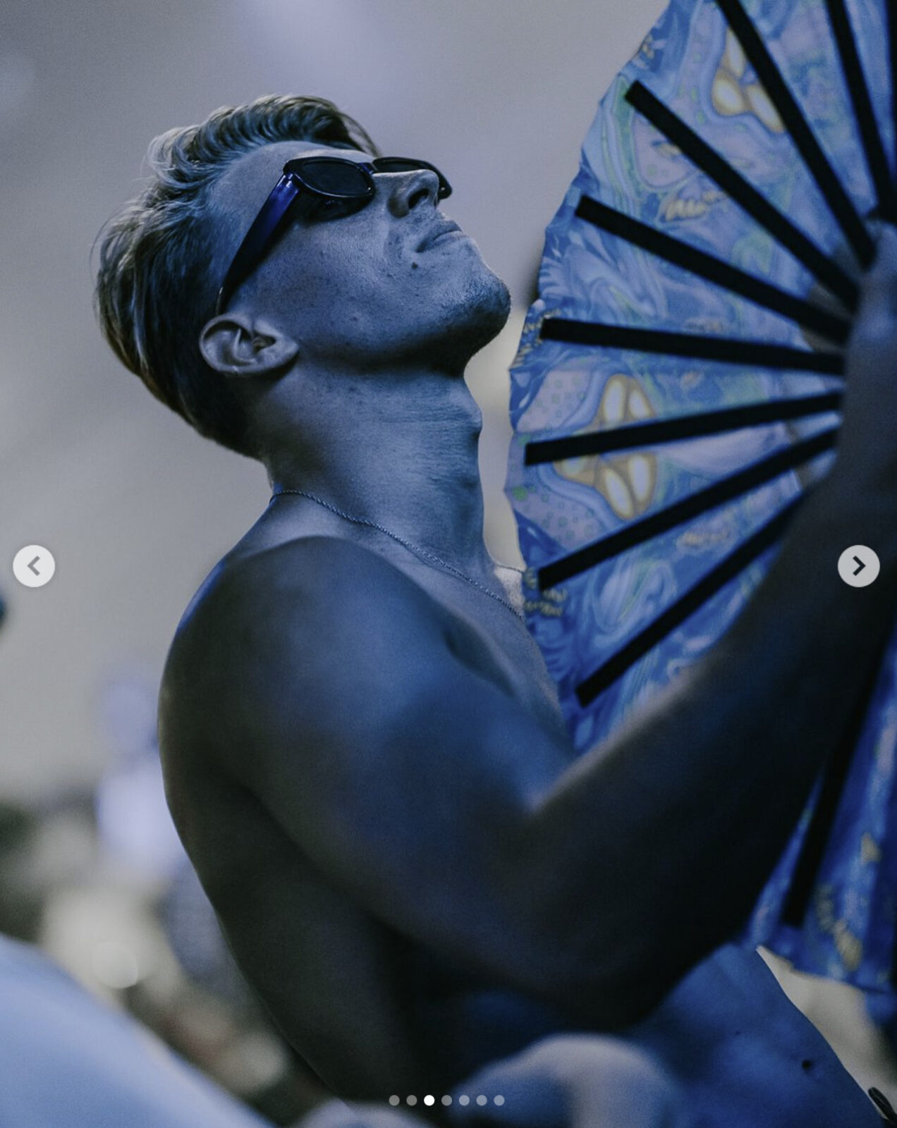 topless_fan