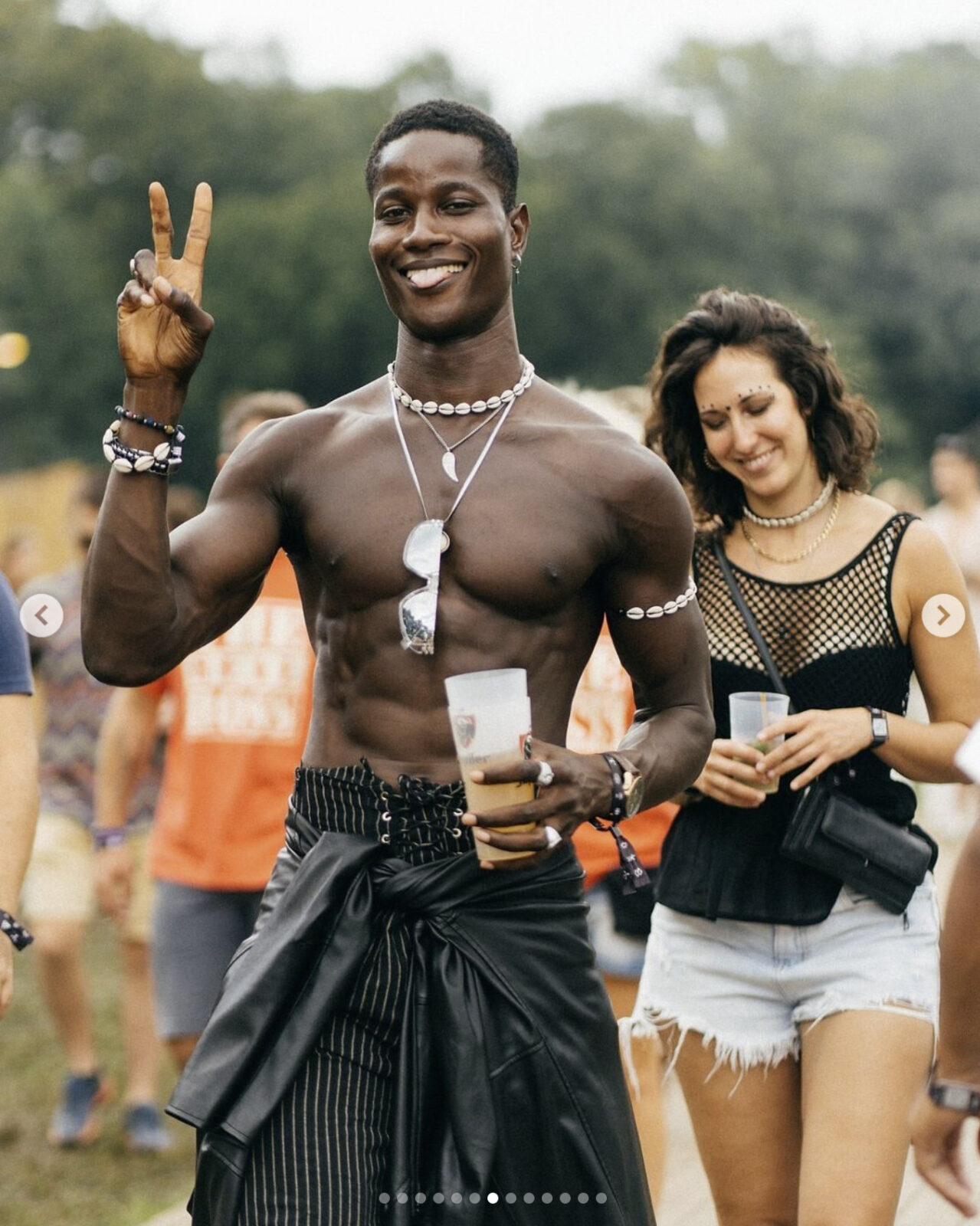topless_peace