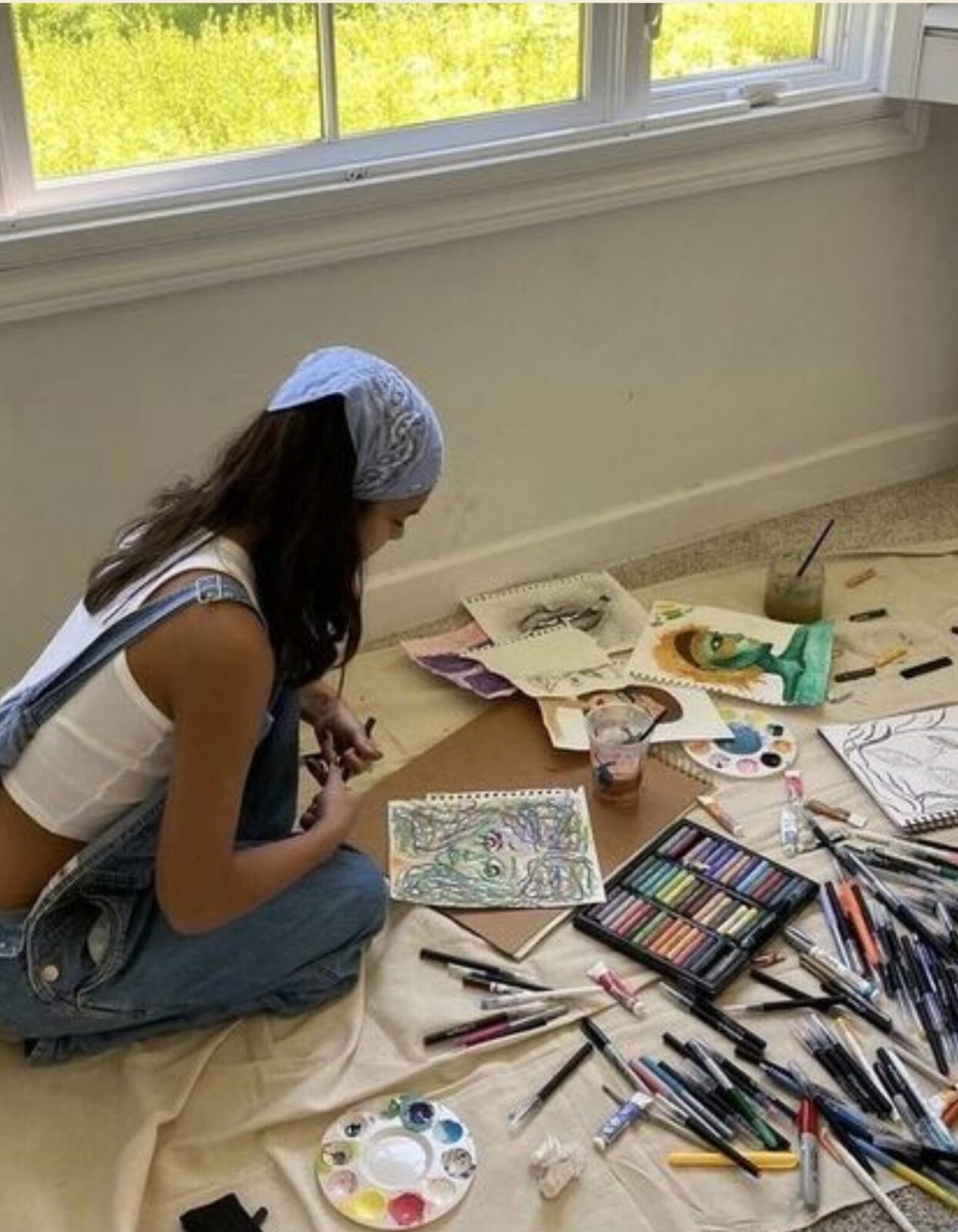 woman-drawing-painting